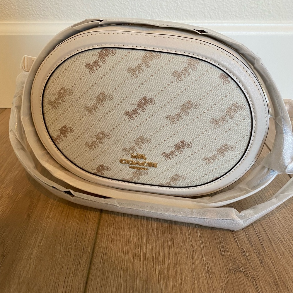 CAMERA BAG WITH HORSE AND CARRIAGE DOT PRINT (COACH C4057)
IM/CREAM